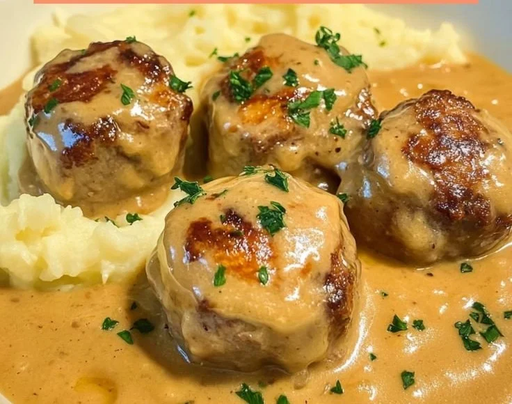 Hackbällchen in cremiger Sauce mit Kartoffelpüree